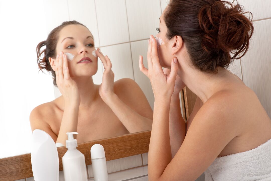 Aplicando la crema Eudalie para el rejuvenecimiento de la cara
